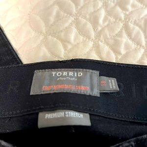TORRID Black cropped bombshell skinny jeans